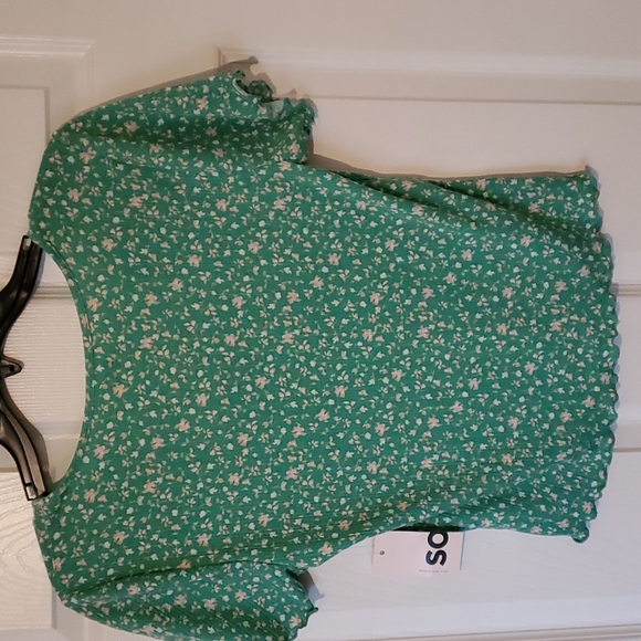 Juniors Medium, lace up front knit top. Green with floral print. NWT - Picture 5 of 6